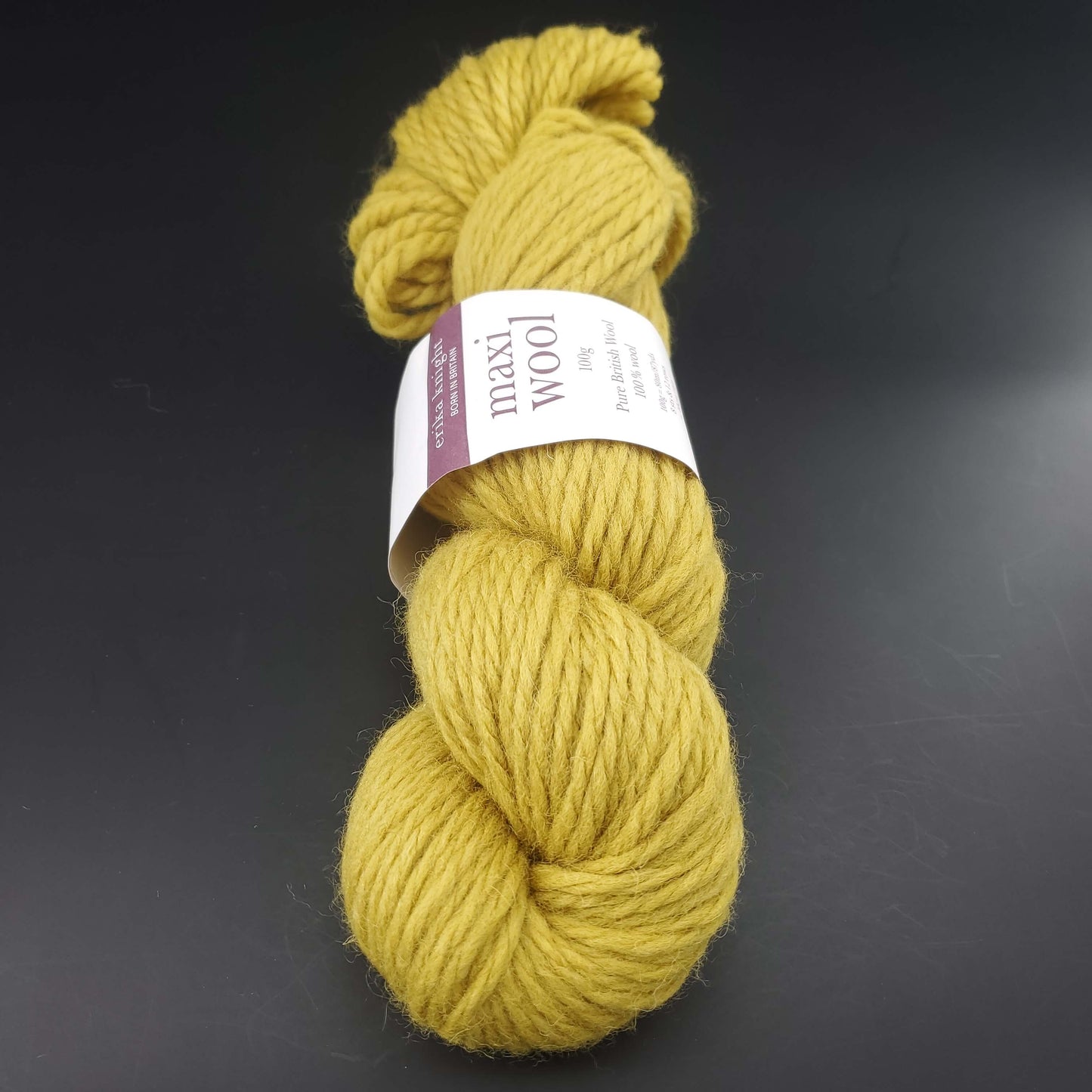 écheveau de laine maxi wool d'erika knight coloris 206 artisan sur fond noir pour tricot et crochet