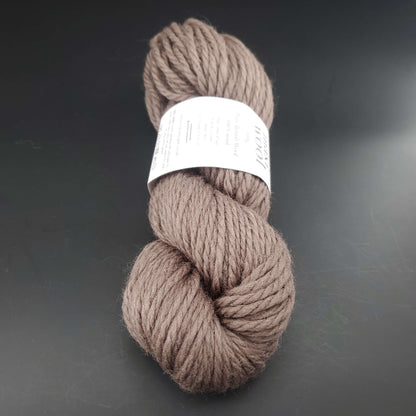 écheveau de laine maxi wool d'erika knight coloris 211 milk chocolate sur fond noir pour tricot et crochet