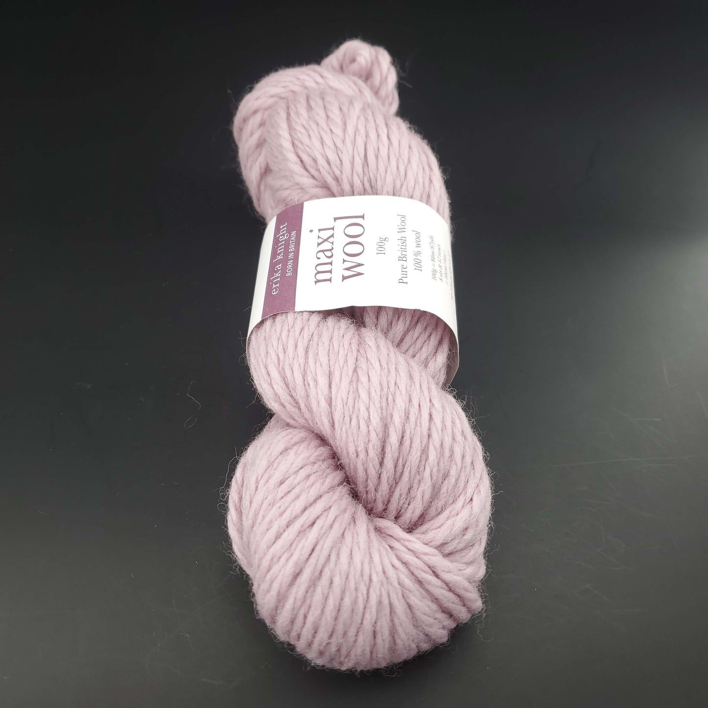 écheveau de laine maxi wool d'erika knight coloris 212 pretty sur fond noir pour tricot et crochet