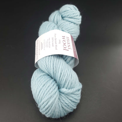 écheveau de laine maxi wool d'erika knight coloris 215 iced gem sur fond noir pour tricot et crochet