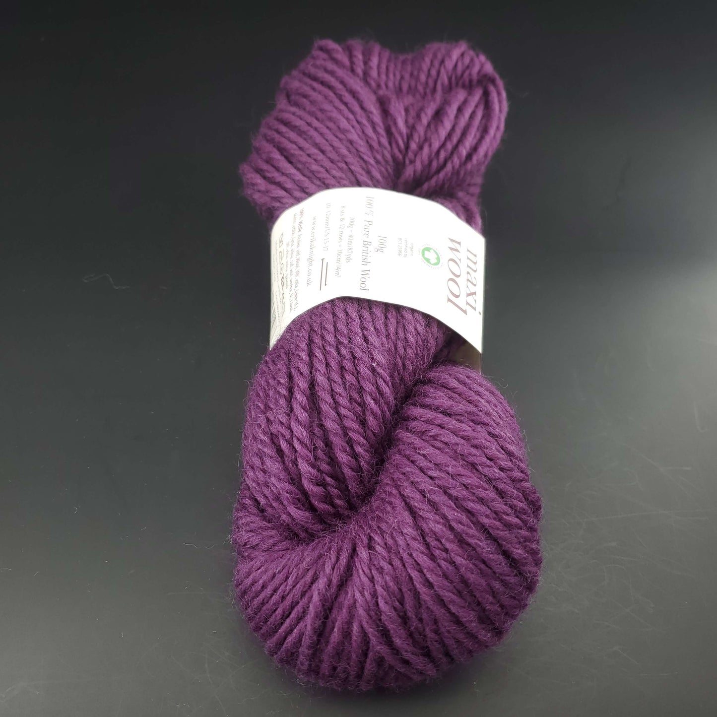 écheveau de laine maxi wool d'erika knight coloris 219 mulberry sur fond noir pour tricot et crochet