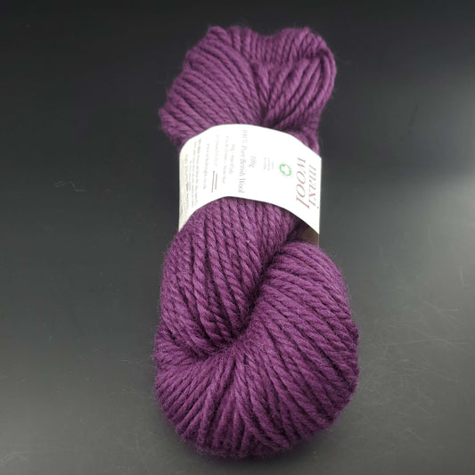 écheveau de laine maxi wool d'erika knight coloris 219 mulberry sur fond noir pour tricot et crochet