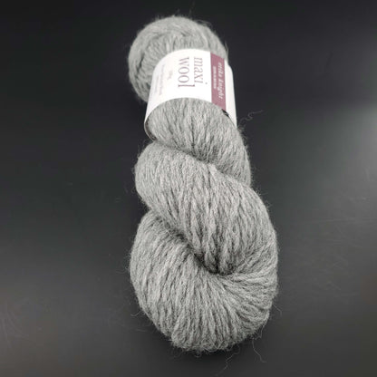 écheveau de laine maxi wool d'erika knight coloris 220 fury sur fond noir pour tricot et crochet