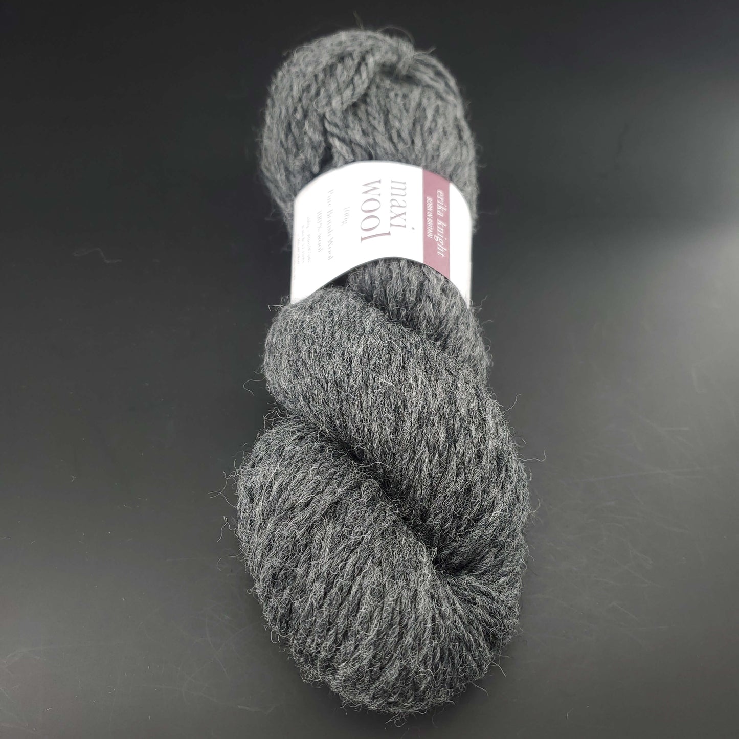 écheveau de laine maxi wool d'erika knight coloris 221 chaos sur fond noir pour tricot et crochet