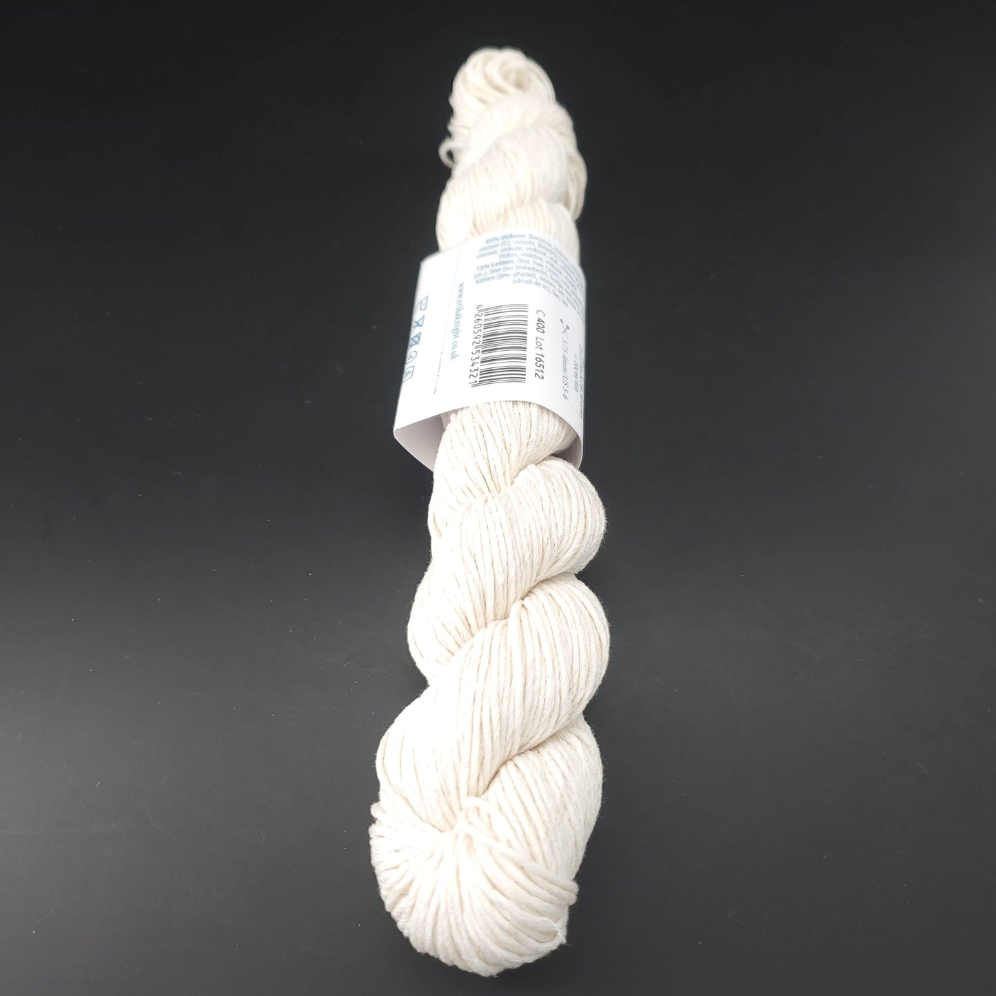 Echeveau de lin Studio Linen d'Erika Knight de couleur 400 milk sur fond noir pour tricot et crochet.