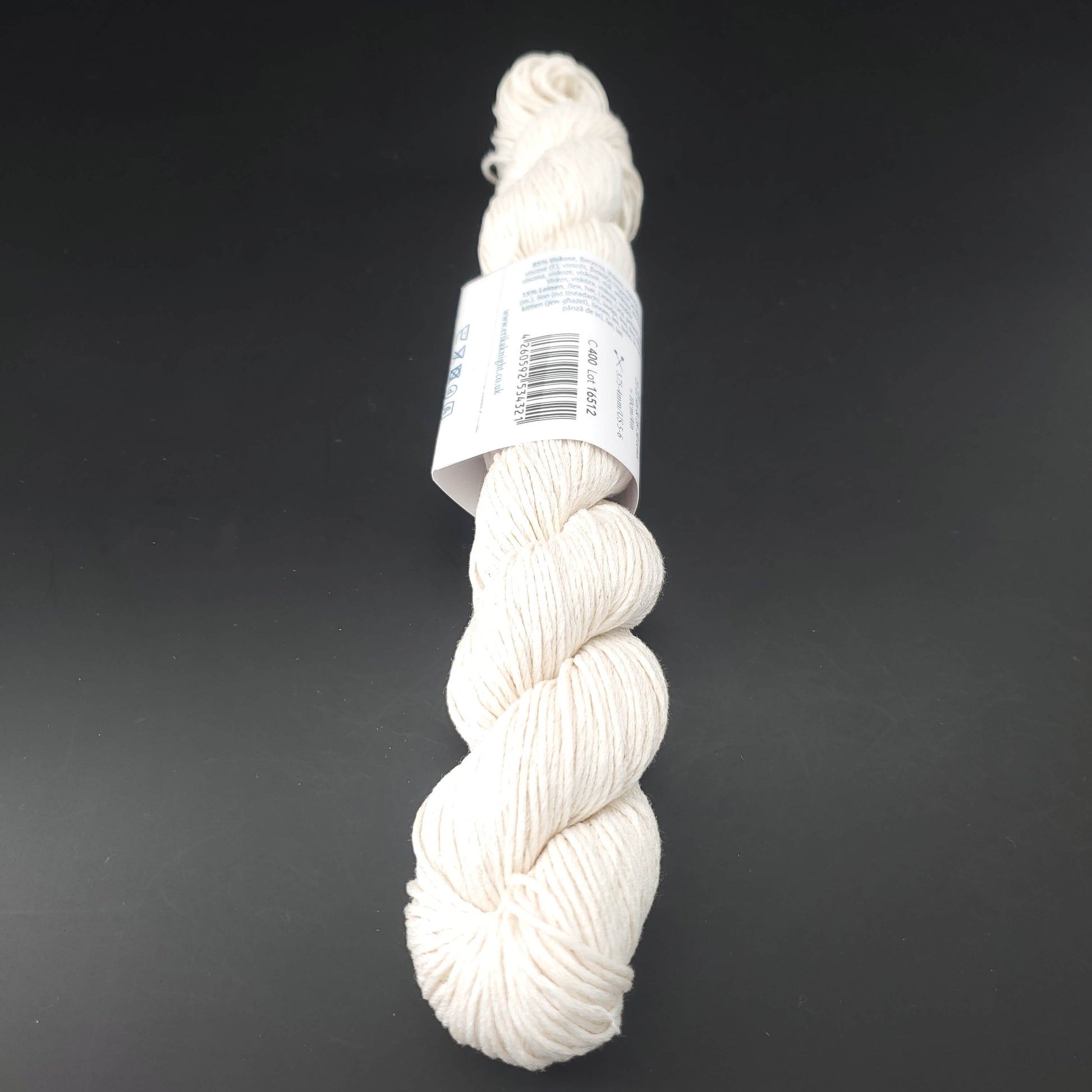 Echeveau de lin Studio Linen d'Erika Knight de couleur 400 milk sur fond noir pour tricot et crochet.