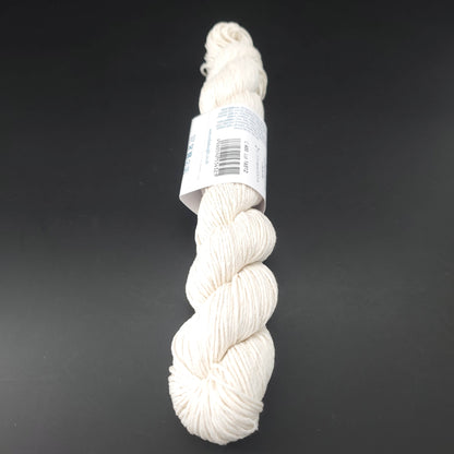 Echeveau de lin Studio Linen d'Erika Knight de couleur 400 milk sur fond noir pour tricot et crochet.