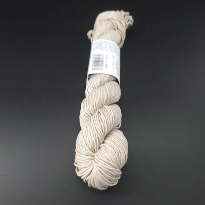 Echeveau de lin Studio Linen d'Erika Knight de couleur 401 bone sur fond noir pour tricot et crochet.