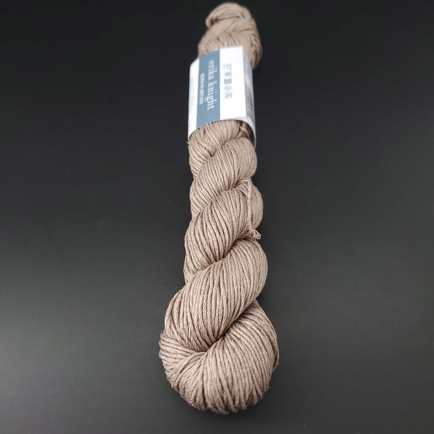 Echeveau de lin Studio Linen d'Erika Knight de couleur 402 flutter sur fond noir pour tricot et crochet.