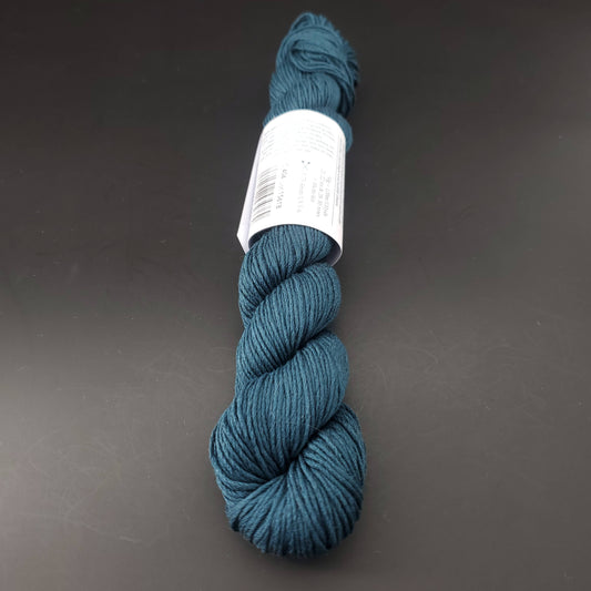Echeveau de lin Studio Linen d'Erika Knight de couleur 404 neo sur fond noir pour tricot et crochet.