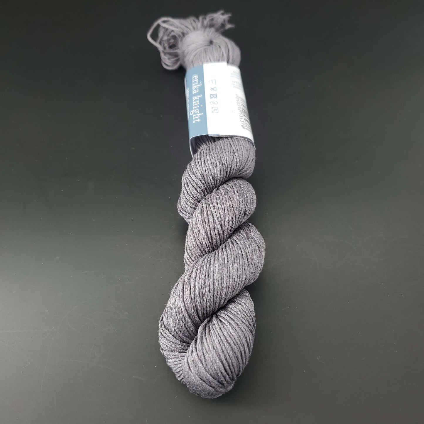 Echeveau de lin Studio Linen d'Erika Knight de couleur 405 remnant sur fond noir pour tricot et crochet.