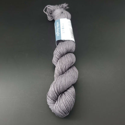 Echeveau de lin Studio Linen d'Erika Knight de couleur 405 remnant sur fond noir pour tricot et crochet.