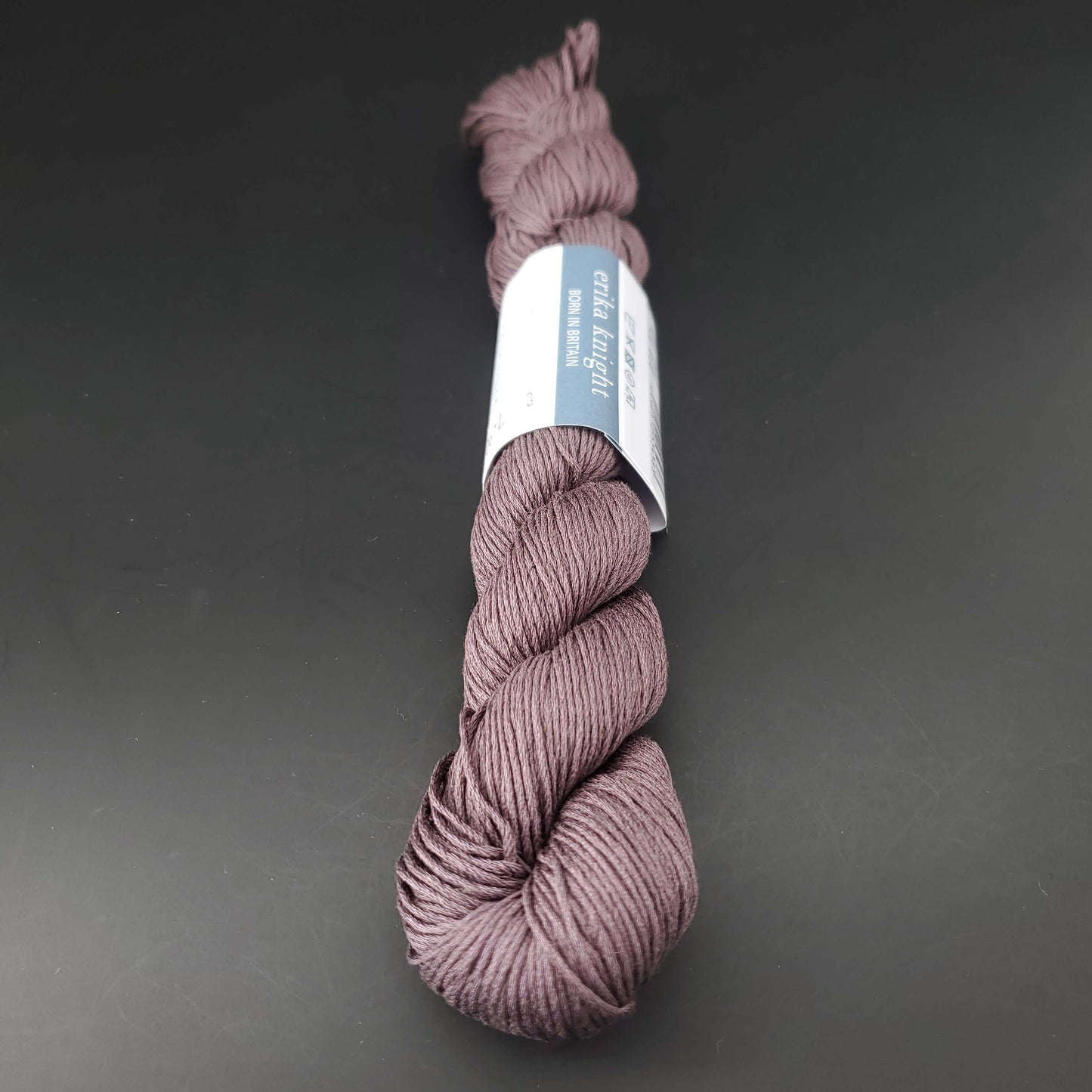 Echeveau de lin Studio Linen d'Erika Knight de couleur 406 lacy sur fond noir pour tricot et crochet.