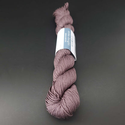 Echeveau de lin Studio Linen d'Erika Knight de couleur 406 lacy sur fond noir pour tricot et crochet.