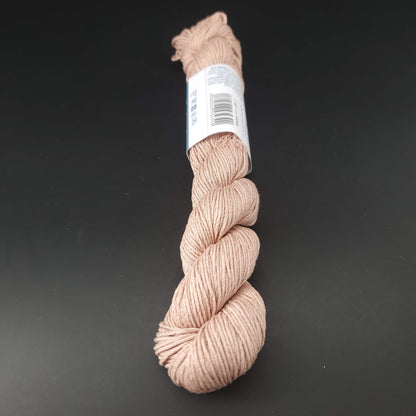 Echeveau de lin Studio Linen d'Erika Knight de couleur 407 covet sur fond noir pour tricot et crochet.