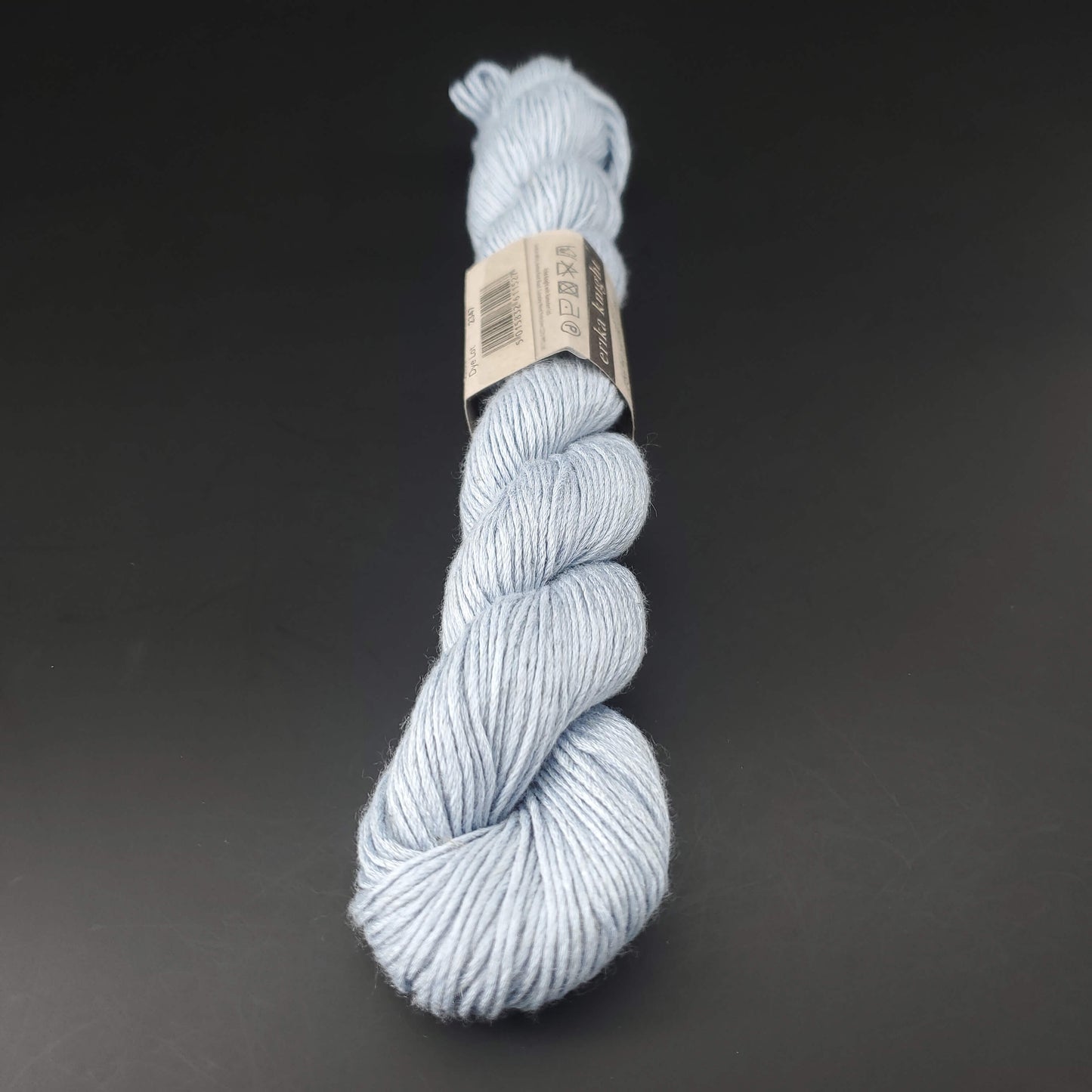 Echeveau de lin Studio Linen d'Erika Knight de couleur 408 kanoko sur fond noir pour tricot et crochet.