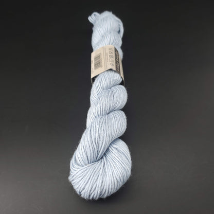 Echeveau de lin Studio Linen d'Erika Knight de couleur 408 kanoko sur fond noir pour tricot et crochet.