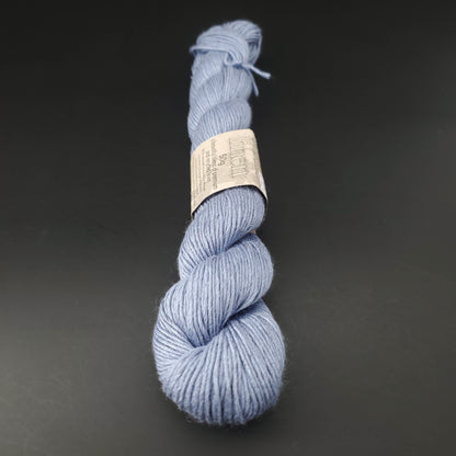 Echeveau de lin Studio Linen d'Erika Knight de couleur 409 pyjama sur fond noir pour tricot et crochet.