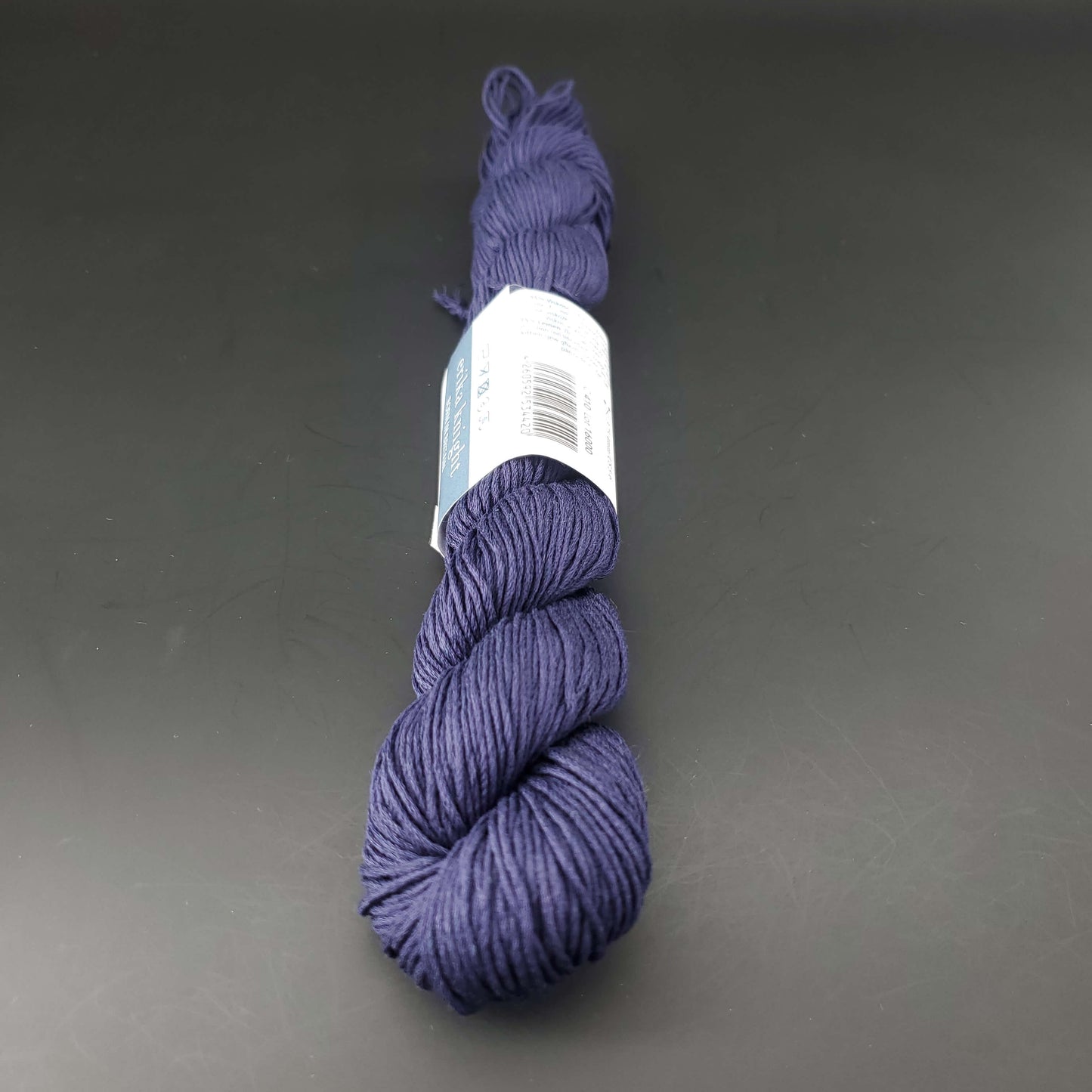 Echeveau de lin Studio Linen d'Erika Knight de couleur 410 pigment sur fond noir pour tricot et crochet.