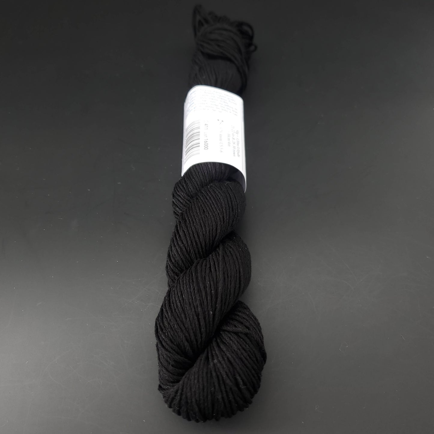 Echeveau de lin Studio Linen d'Erika Knight de couleur 411 kumo sur fond noir pour tricot et crochet.