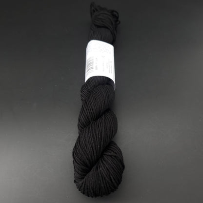 Echeveau de lin Studio Linen d'Erika Knight de couleur 411 kumo sur fond noir pour tricot et crochet.