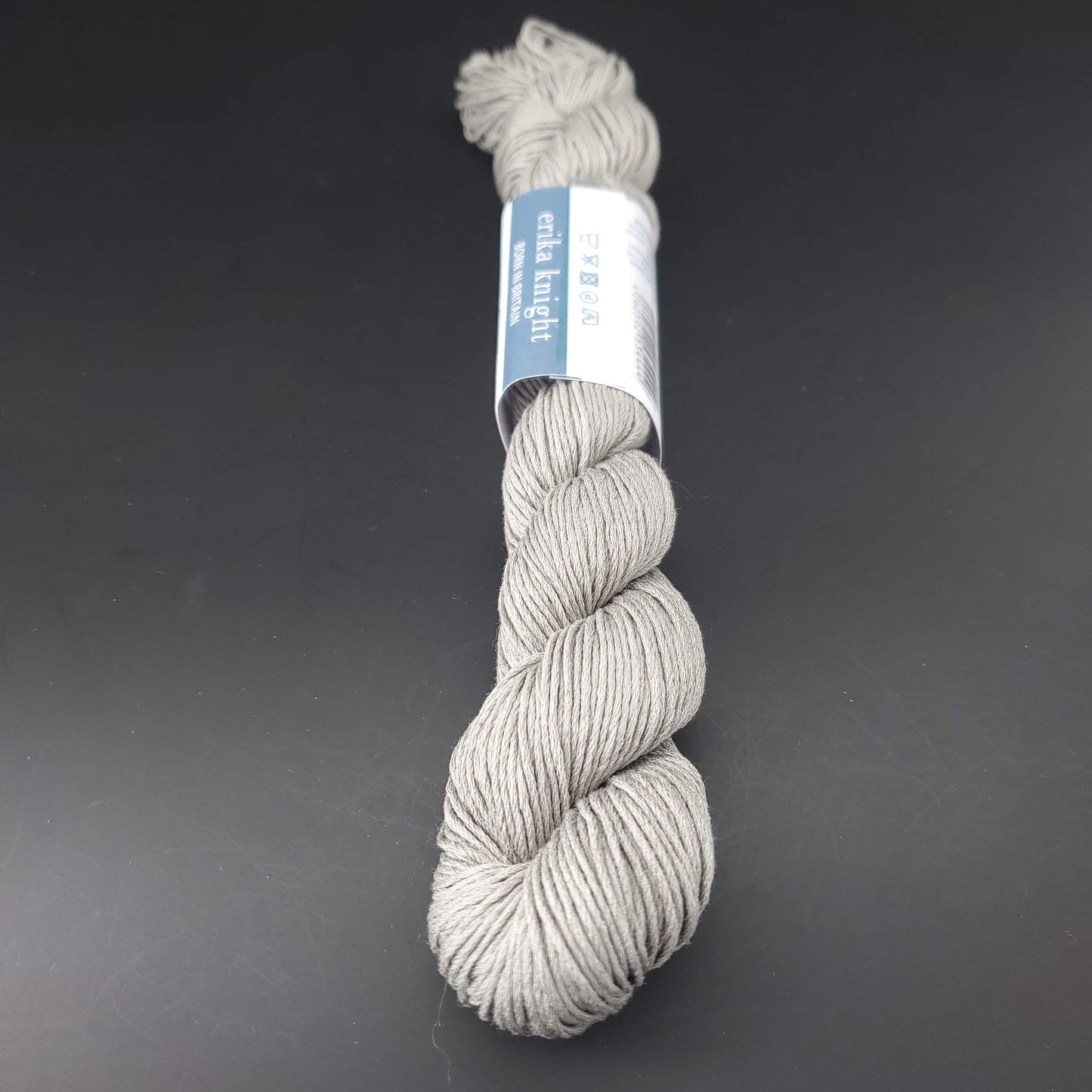 Echeveau de lin Studio Linen d'Erika Knight de couleur 412 cirrus sur fond noir pour tricot et crochet.