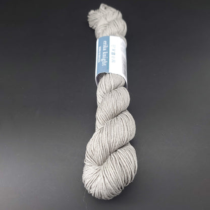 Echeveau de lin Studio Linen d'Erika Knight de couleur 412 cirrus sur fond noir pour tricot et crochet.