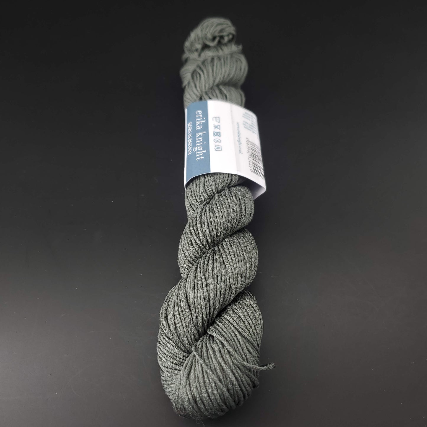 Echeveau de lin Studio Linen d'Erika Knight de couleur 413 shrub sur fond noir pour tricot et crochet.