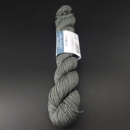 Echeveau de lin Studio Linen d'Erika Knight de couleur 413 shrub sur fond noir pour tricot et crochet.