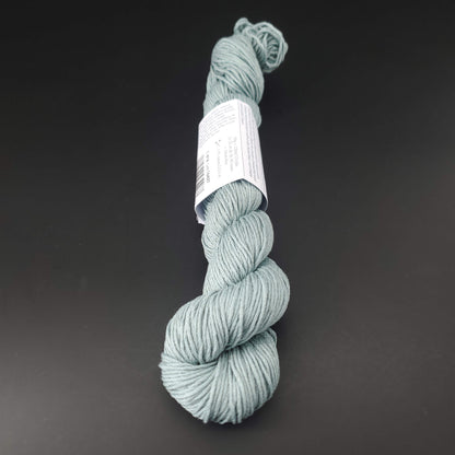 Echeveau de lin Studio Linen d'Erika Knight de couleur 414 shallow sur fond noir pour tricot et crochet.