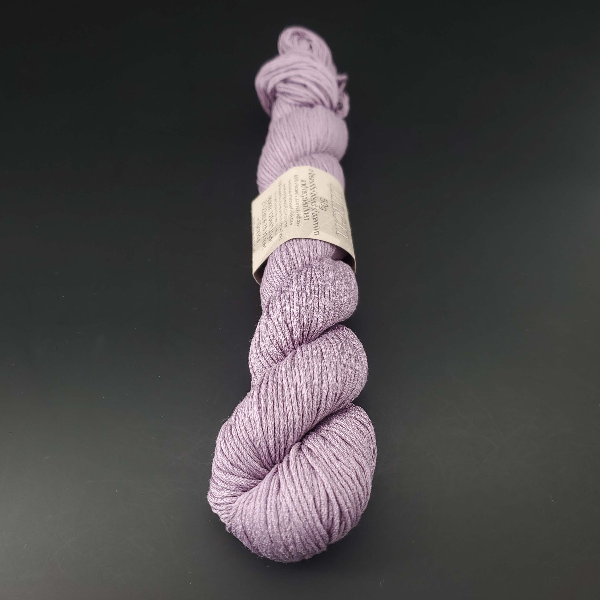Echeveau de lin Studio Linen d'Erika Knight de couleur 415 mood sur fond noir pour tricot et crochet.