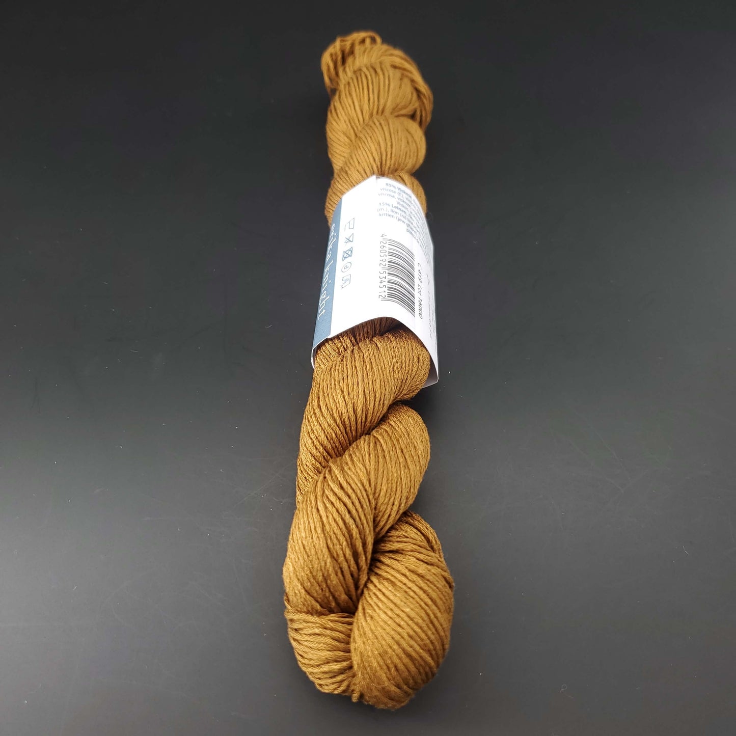 Echeveau de lin Studio Linen d'Erika Knight de couleur 419 souk sur fond noir pour tricot et crochet.