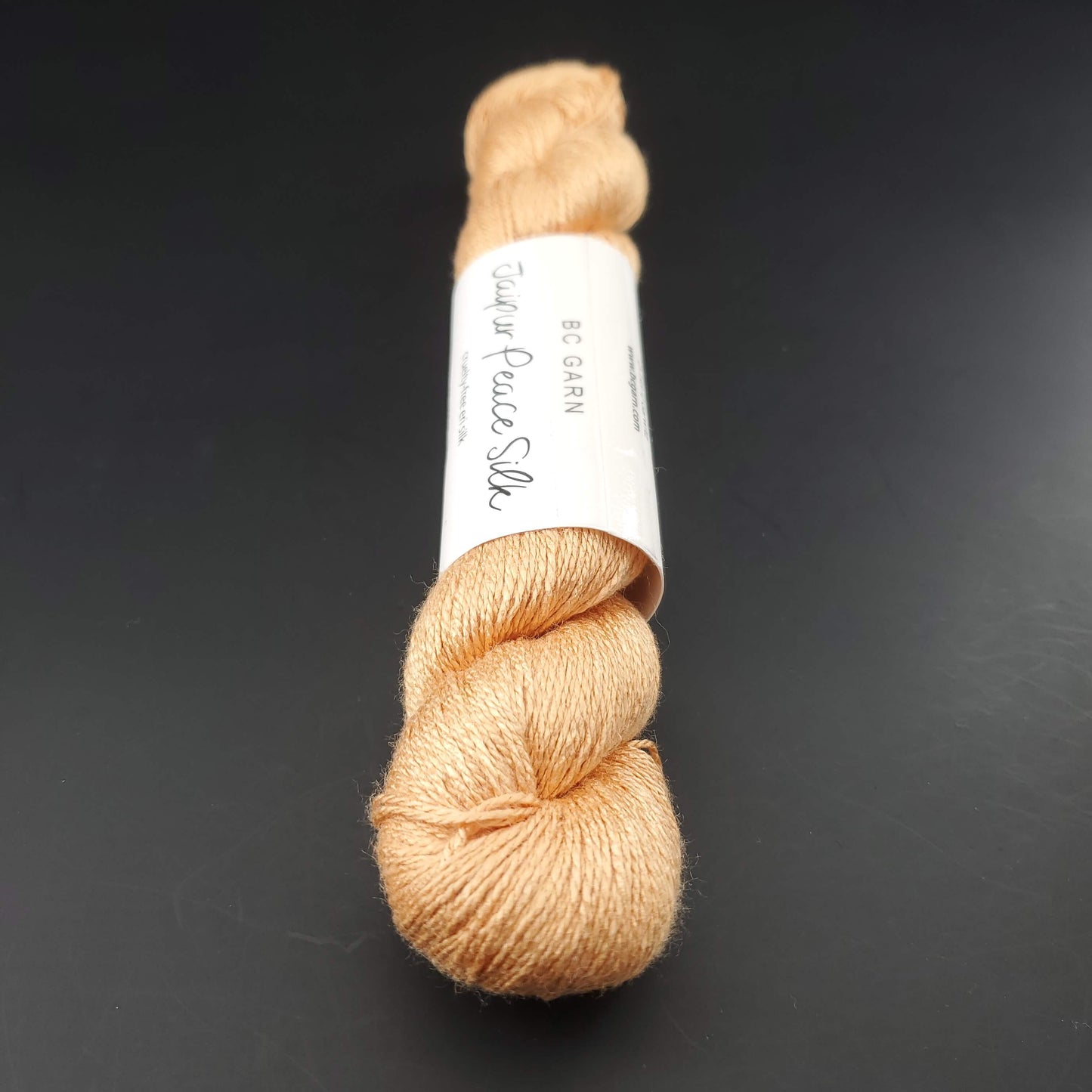 echeveau de soie bc garn jaipur peace silk coloris 42 peach sur fond noir