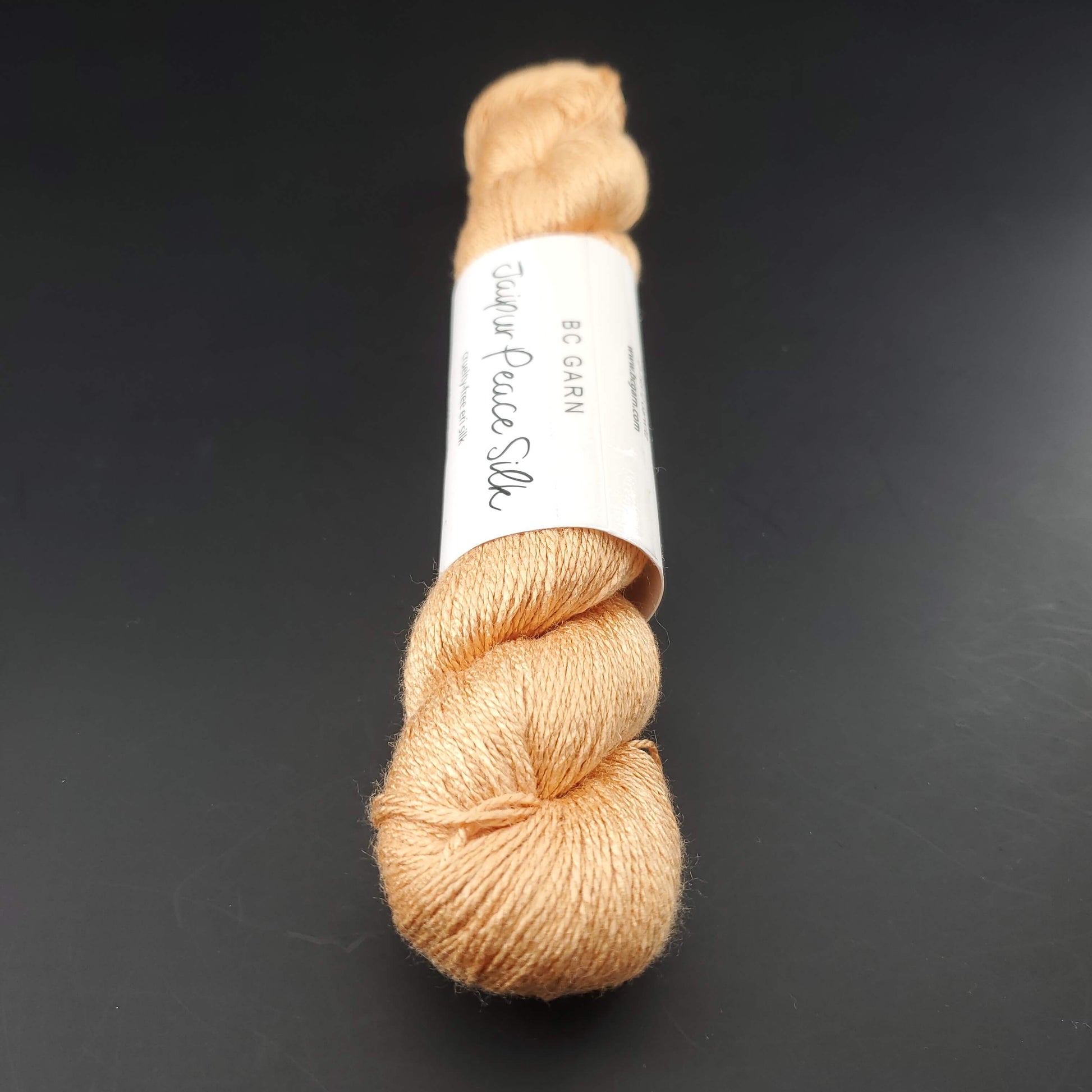 echeveau de soie bc garn jaipur peace silk coloris 42 peach sur fond noir