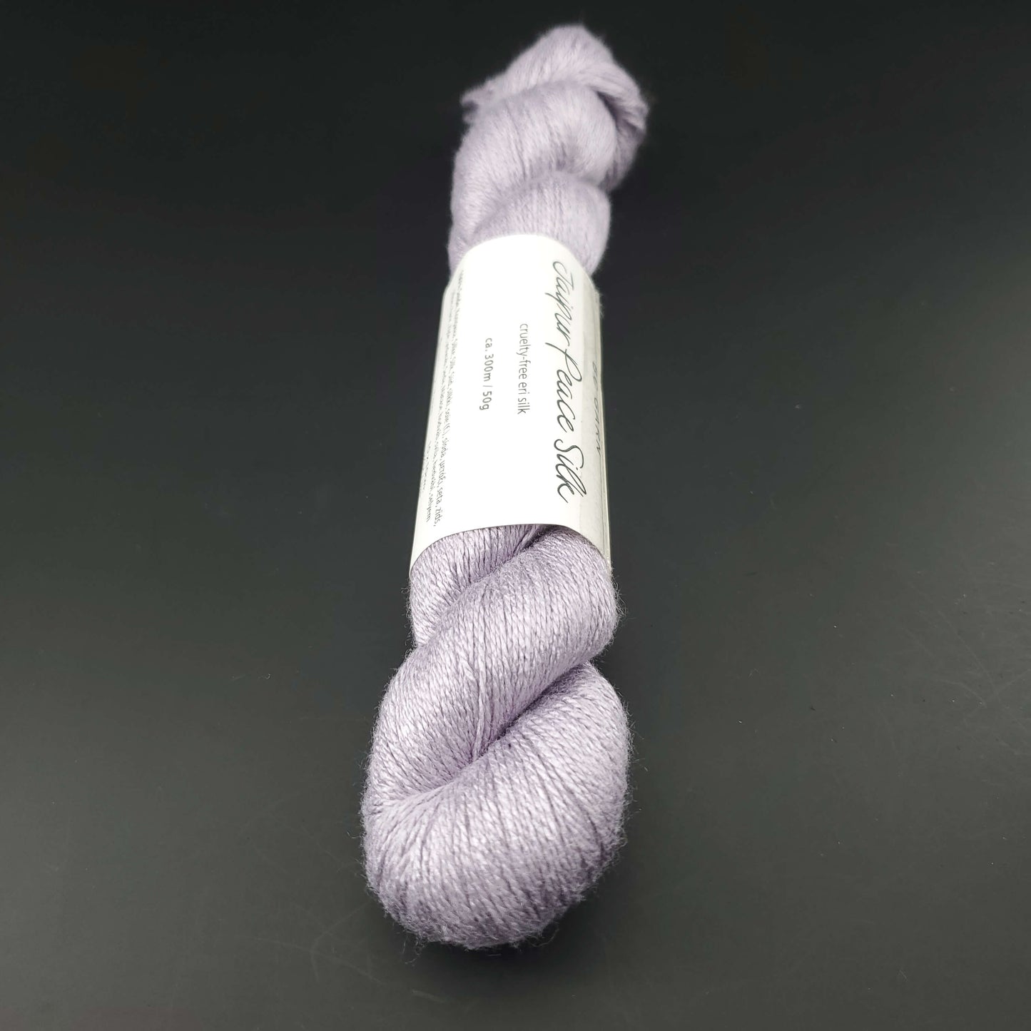 echeveau de soie bc garn jaipur peace silk coloris 46 lilas sur fond noir