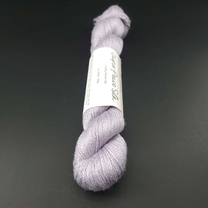 echeveau de soie bc garn jaipur peace silk coloris 46 lilas sur fond noir