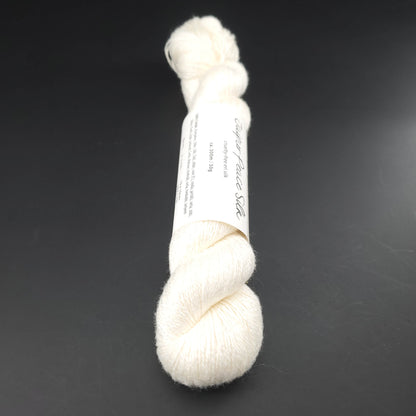 echeveau de soie bc garn jaipur peace silk coloris 49 blanc naturel sur fond noir