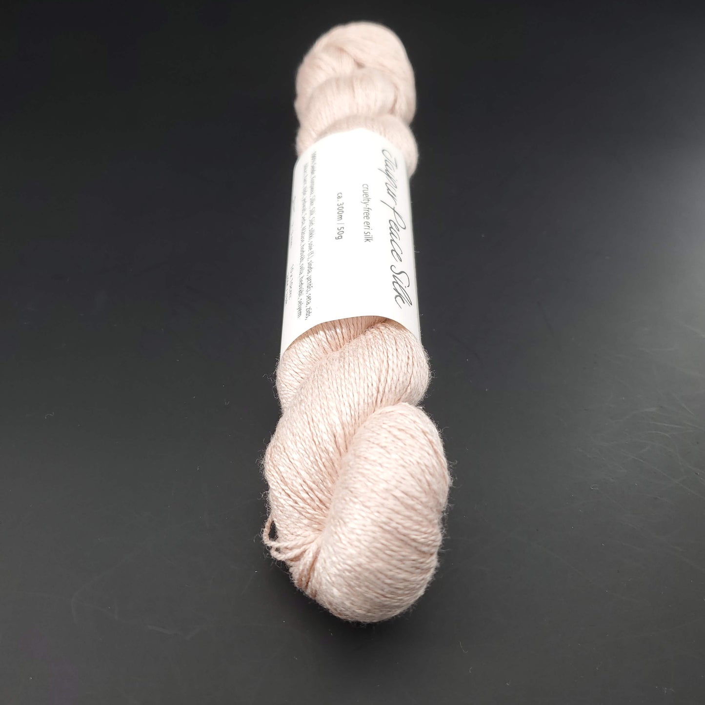 echeveau de soie bc garn jaipur peace silk coloris 69 eggshell sur fond noir