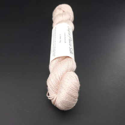 echeveau de soie bc garn jaipur peace silk coloris 69 eggshell sur fond noir