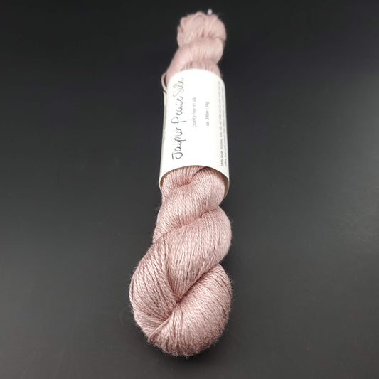 echeveau de soie bc garn jaipur peace silk coloris 70 taupe sur fond noir