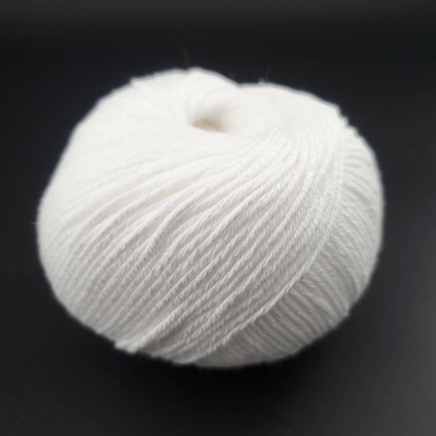 pelote de fil pour tricot et crochet Morning Salutation de Kremke coloris  01 blanc sur fond noir