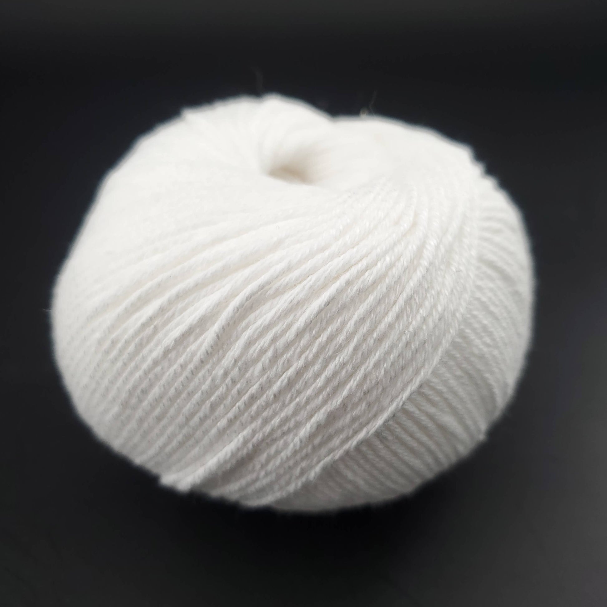 pelote de fil pour tricot et crochet Morning Salutation de Kremke coloris  01 blanc sur fond noir