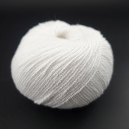 pelote de fil pour tricot et crochet Morning Salutation de Kremke coloris  01 blanc sur fond noir