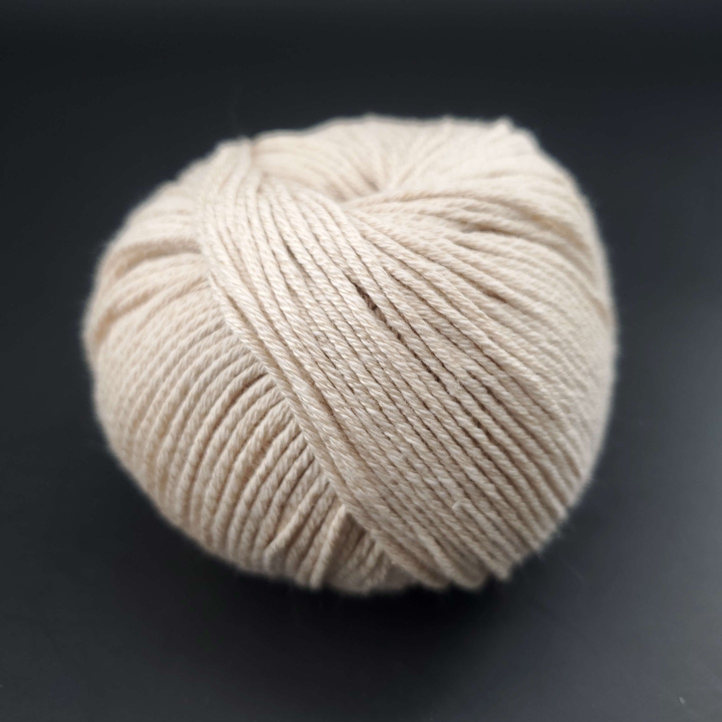 pelote de fil pour tricot et crochet Morning Salutation de Kremke coloris  02 coquille d'oeuf sur fond noir