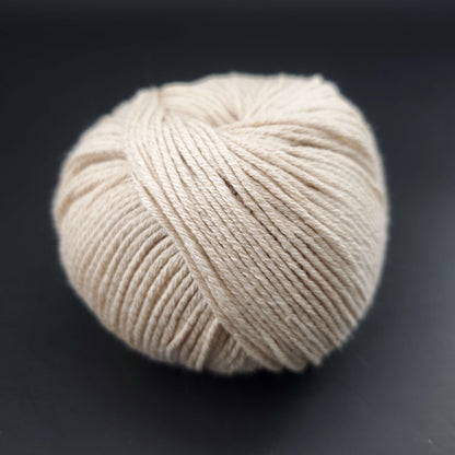 pelote de fil pour tricot et crochet Morning Salutation de Kremke coloris  02 coquille d'oeuf sur fond noir