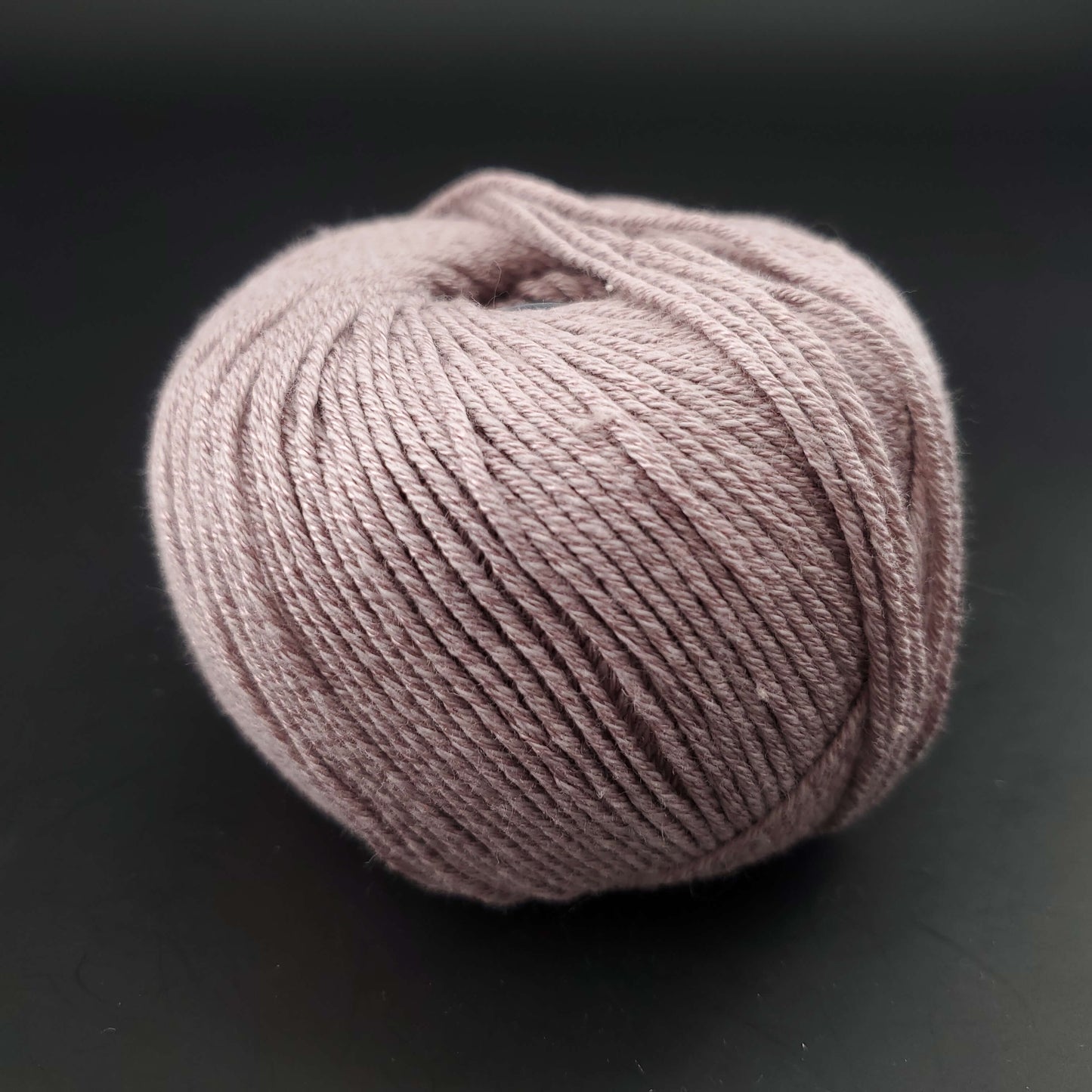 pelote de fil pour tricot et crochet Morning Salutation de Kremke coloris  03 taupe sur fond noir