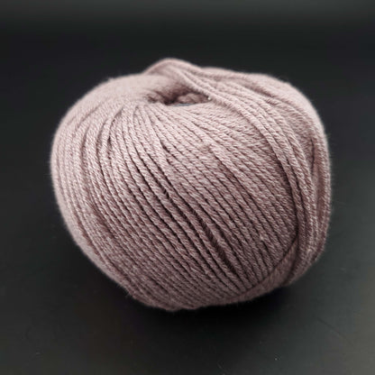 pelote de fil pour tricot et crochet Morning Salutation de Kremke coloris  03 taupe sur fond noir