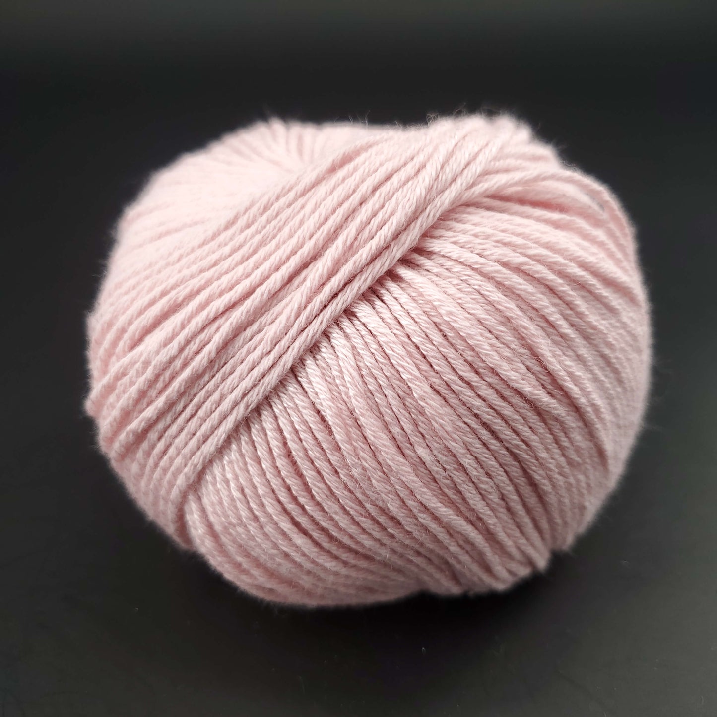 pelote de fil pour tricot et crochet Morning Salutation de Kremke coloris  04 rose pale sur fond noir
