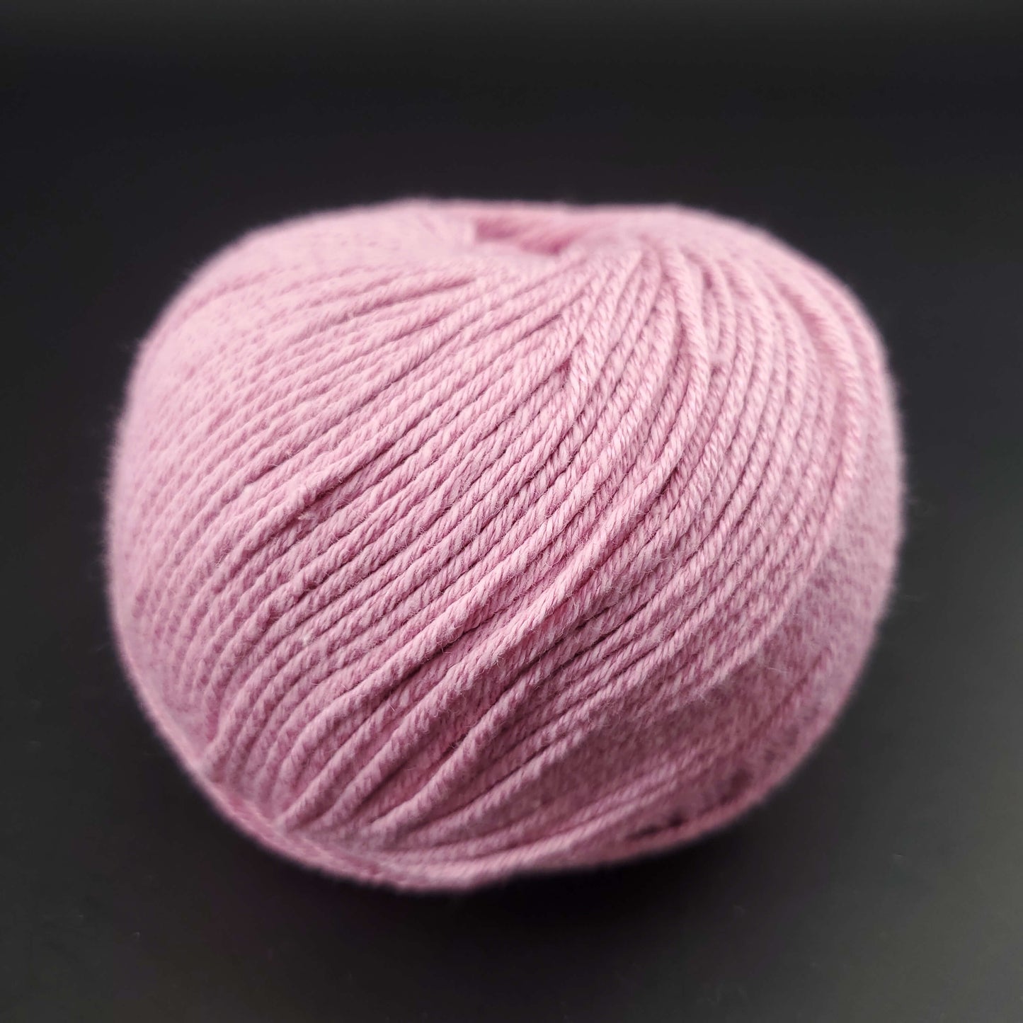 pelote de fil pour tricot et crochet Morning Salutation de Kremke coloris  05 rose sur fond noir