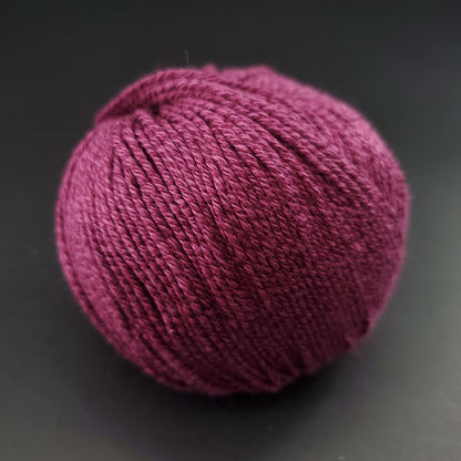 pelote de fil pour tricot et crochet Morning Salutation de Kremke coloris  06 bordeaux sur fond noir